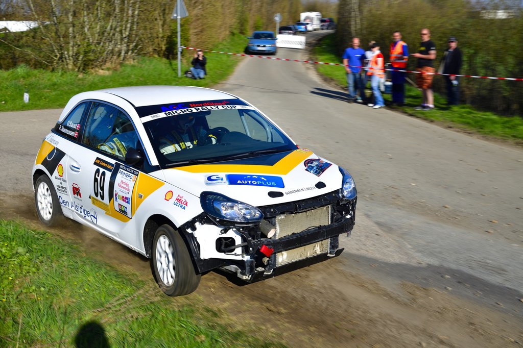Der manglede flere dele på Oliver Sausts og Peter Rasmussens lille Opel ADAM, da de efter pausen stabiliserede tempoet og kørte sig i mål på en tredjeplads i Micro Rally Cup
(Foto: Michael Eisenberg, Intercom)